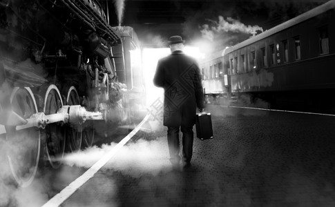 旧衣服男子在火车站行走的照片图片