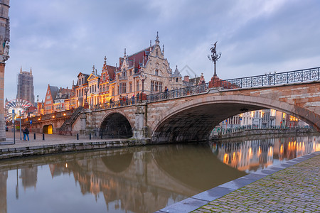 图片中世纪建筑和圣迈克尔39晚上在比利时根特桥高清图片