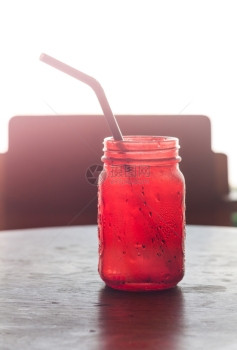 用红色杯子在木制桌上用旧过滤器和库存照片用红玻璃饮料图片