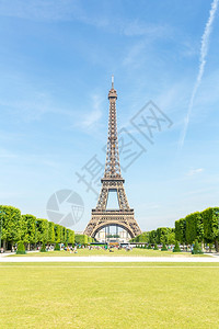 埃菲尔铁塔蓝色的天空来自法国巴黎花园图片