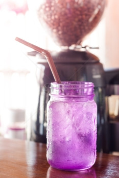 在咖啡店的紫色玻璃里喝彩配有古董过滤器股票照片图片