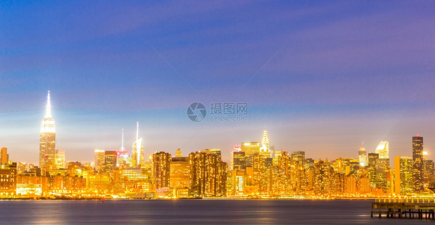 黄昏的纽约克中城图片