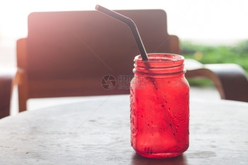 用红色杯子在木制桌上用旧过滤器和库存照片用红玻璃饮料图片