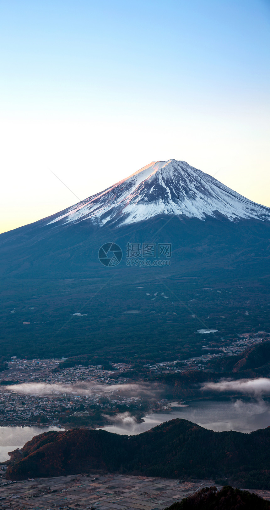 冬日出时的藤山全景图片