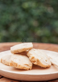 木板上的腰果饼干股票照片图片