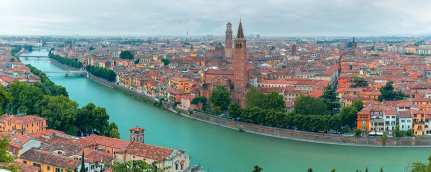 边上Verona天线上以阿迪盖河圣纳斯塔西亚教堂和TorredeiLamberti或兰贝蒂塔为主意大利PiazzaleCaste图片