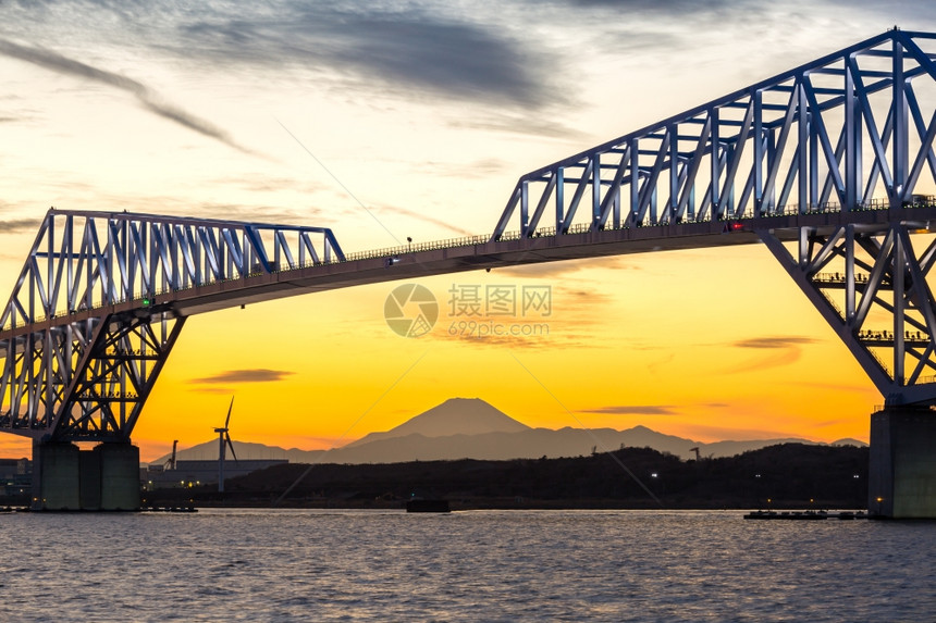 东京里程碑门桥和日落时的藤山图片