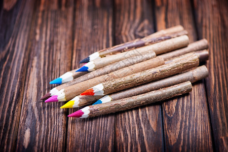 木制桌上的彩色铅笔桌上的图片