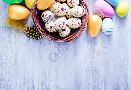 鸡蛋和鹌鹑蛋在木桌上图片