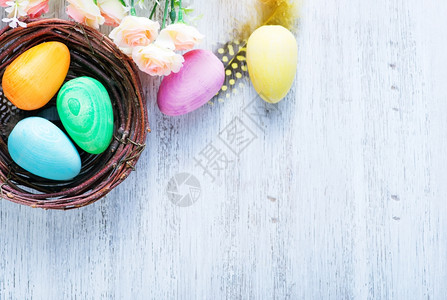 桌边的彩漆复活节鸡蛋图片