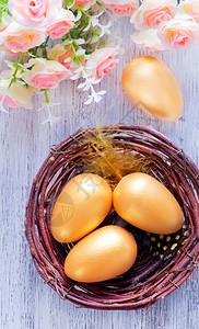 俯视图粉色鲜花和篮子里的金色鸡蛋图片