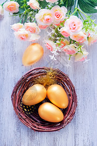 俯视图粉色鲜花和篮子里的金色鸡蛋图片
