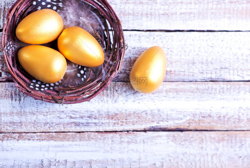 竹篮里的金色鸡蛋俯视图图片