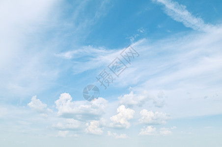 有白云背景的蓝天空图片