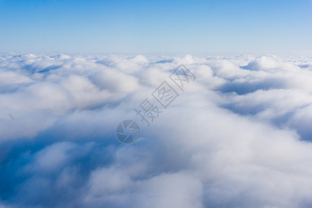 飞机窗外云海波涛起伏壮观高清图片