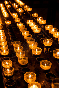 教堂蜡烛光背景图片