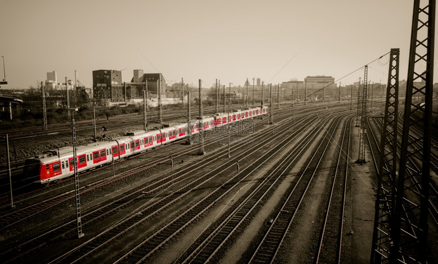 黑色和白背景的红列车图片