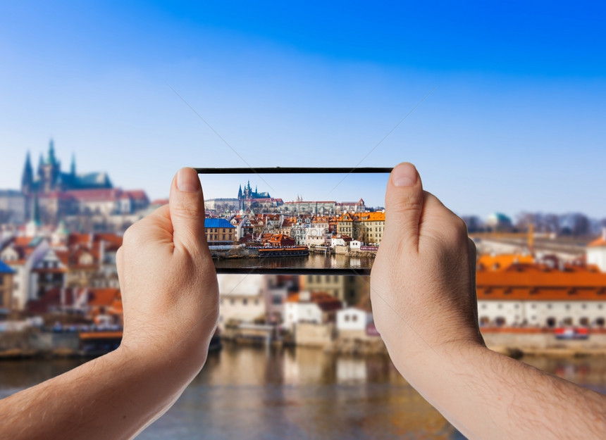捷克布拉格Vltava河StVitus教堂景象用智能手机拍照图片