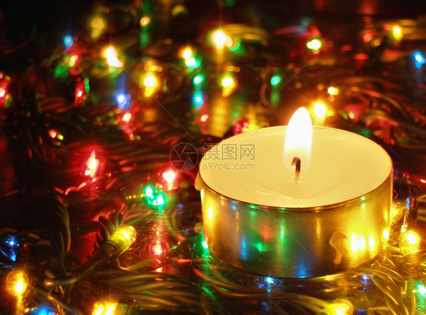 蜡烛和色彩多的圣诞节光灯图片