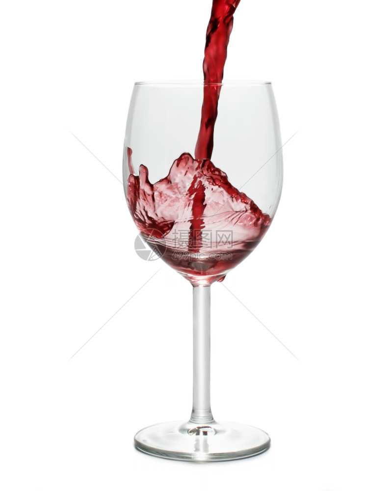 红酒倒入酒杯中图片