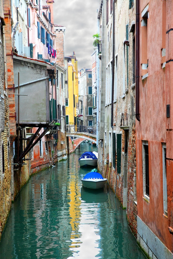 在意大利威尼斯用小船和的狭运河图片