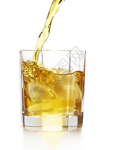 威士忌倒在玻璃杯中图片