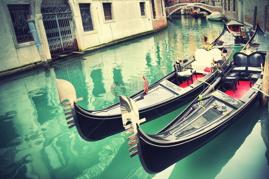 在意大利威尼斯Retro样式与贡多拉斯的狭小运河图片