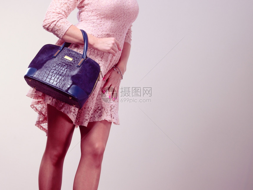 身着包装的一部份女购物时间穿着可爱的丝带粉色裙子一部份时髦女穿着优雅的黑包手提袋女士图片