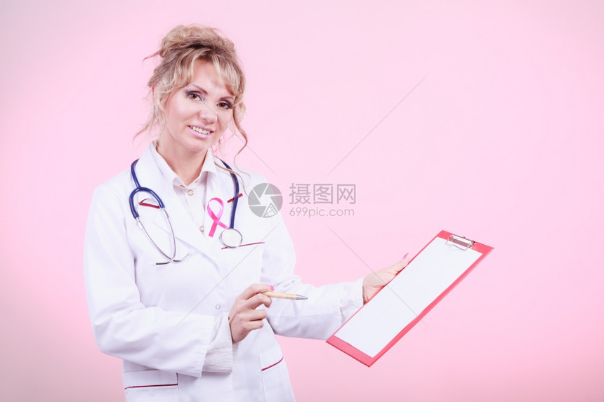 女医生诊断病人乳腺癌诊断持有红文件夹和病情诊断档案的金发中年女专家向患者通报结果图片