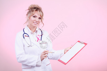 女医生诊断病人乳腺癌诊断持有红文件夹和病情诊断档案的金发中年女专家向患者通报结果背景图片