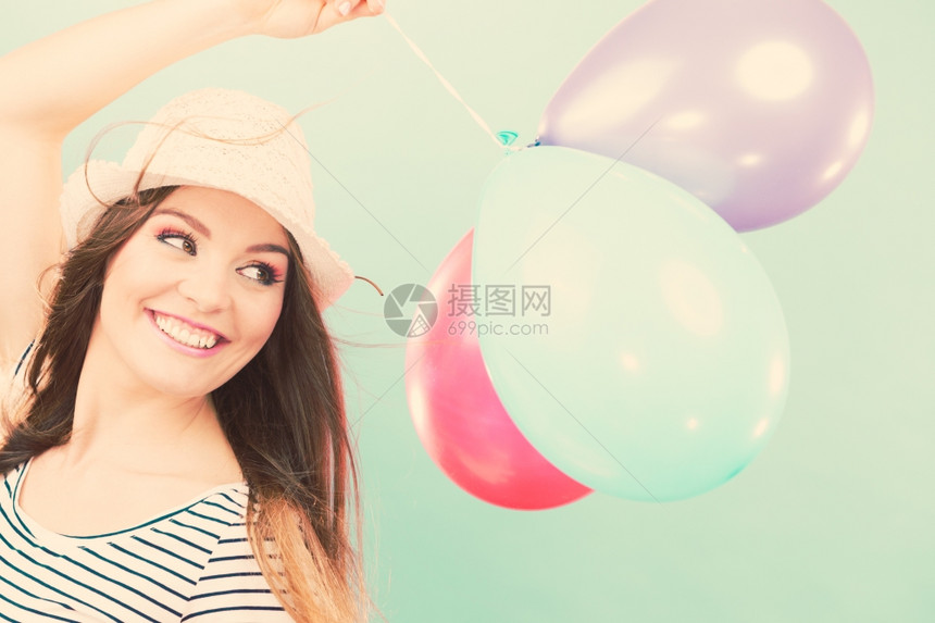 快乐的女孩与多彩气球玩得开心快乐和无忧虑美丽的笑女孩与多彩的气球玩耍年轻可爱的快乐女人在夏天玩得开心图片