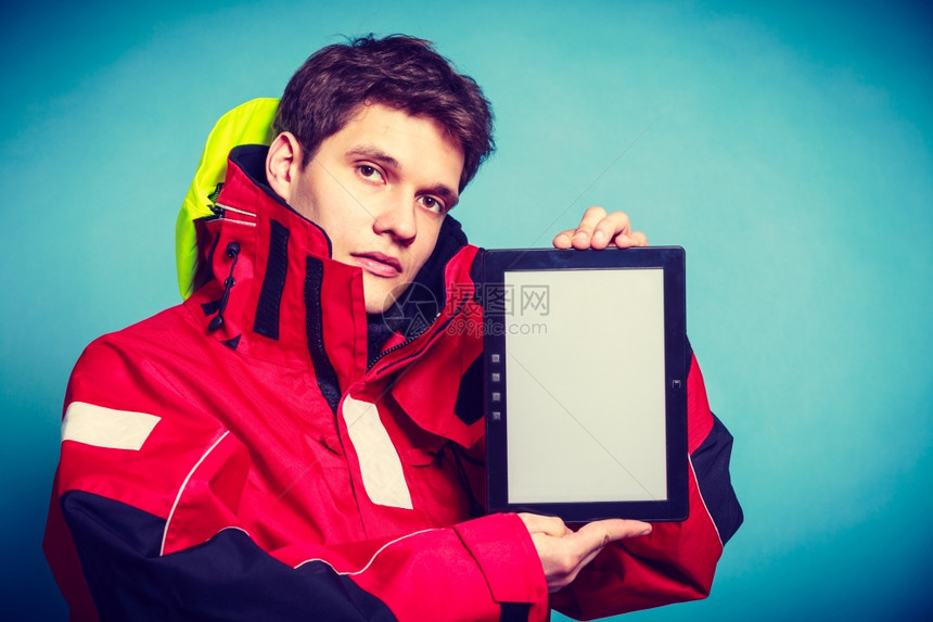身穿防水夹克的年轻手展示了复制空间和男技术概念的平板电脑图片