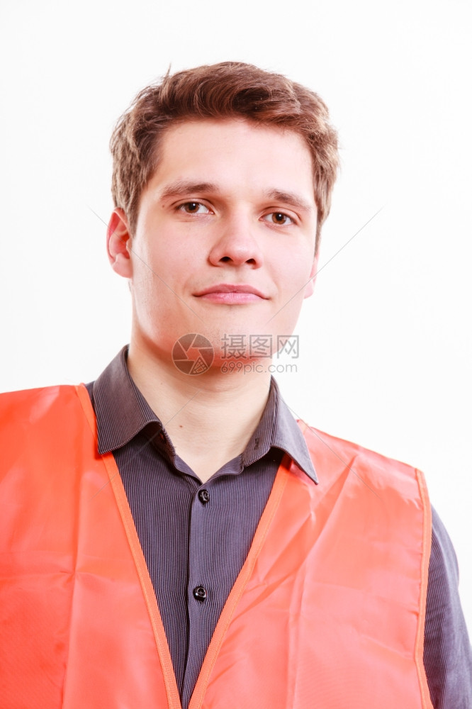 身着安全背心的男工作和概念身着橙色制服安全背心的年轻帅气笑容工人修理检查员在白色上被隔离图片
