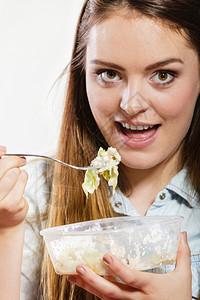 女人吃新鲜蔬菜沙拉快乐的女孩吃健康食物营养图片