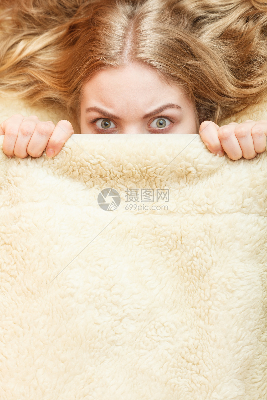 休息的年轻女孩躺在面罩上用羊毛毯图片