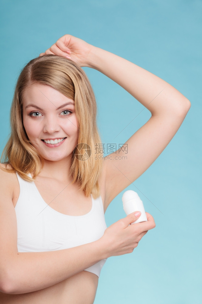 每日皮肤护理和卫生女孩在手垫中施用棒除臭剂年轻女在下臂中施用抗渗透剂蓝色青女在下臂中施用抗渗透剂紫色图片
