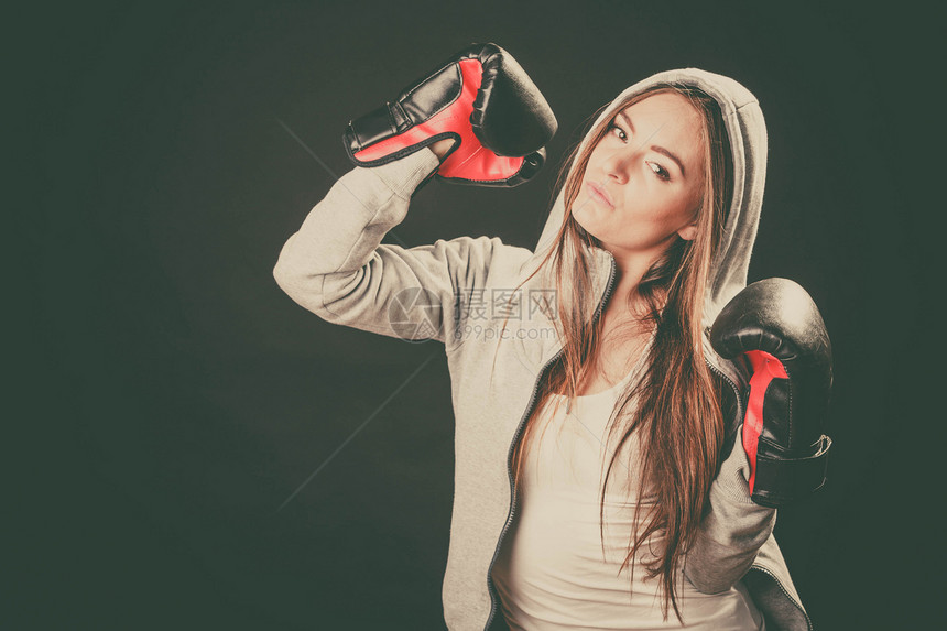 女在空中佩戴拳击手套在空中佩戴拳击手套与对进行锻炼和战斗运动技巧和强壮的身体精力充沛的妇女穿运动服和拳击手套运动和健康的生活方式图片
