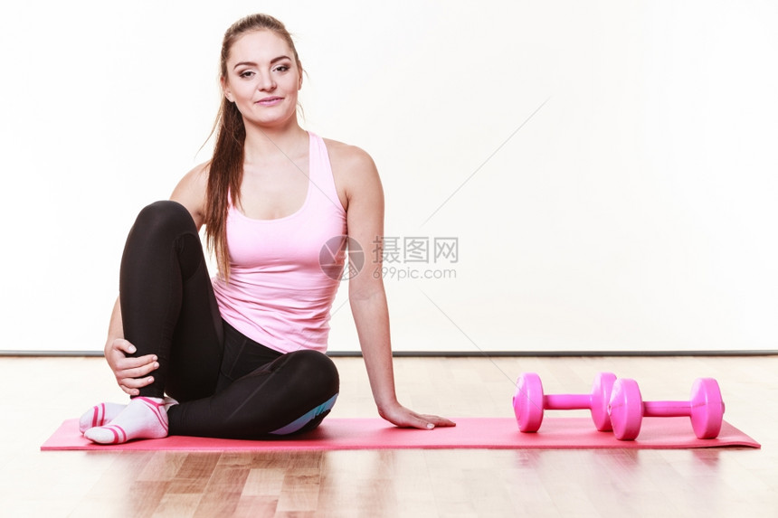 运动前在健身中的女孩准备举重的年轻女身体健康锻炼概念复制文本空间图片