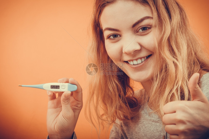 患有高温测量烧的年轻女孩健康图片