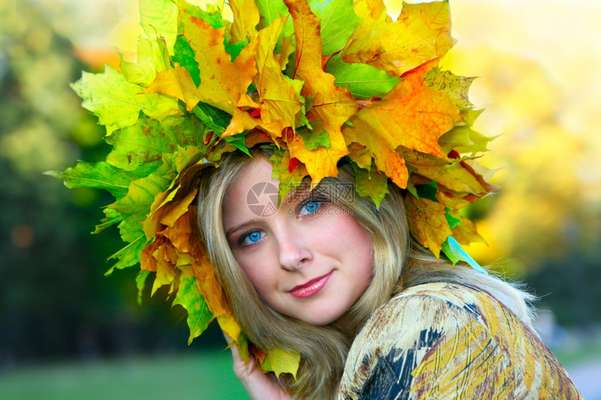 带着秋叶花环的蓝眼睛女人图片