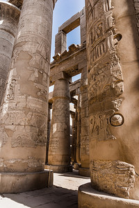 埃及的一个沙石柱以象形文字覆盖的柱子图片