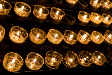 教堂蜡烛光背景图片