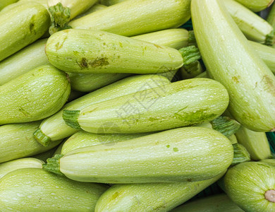 Zucchini在市场上新鲜绿色的Zucchini图片