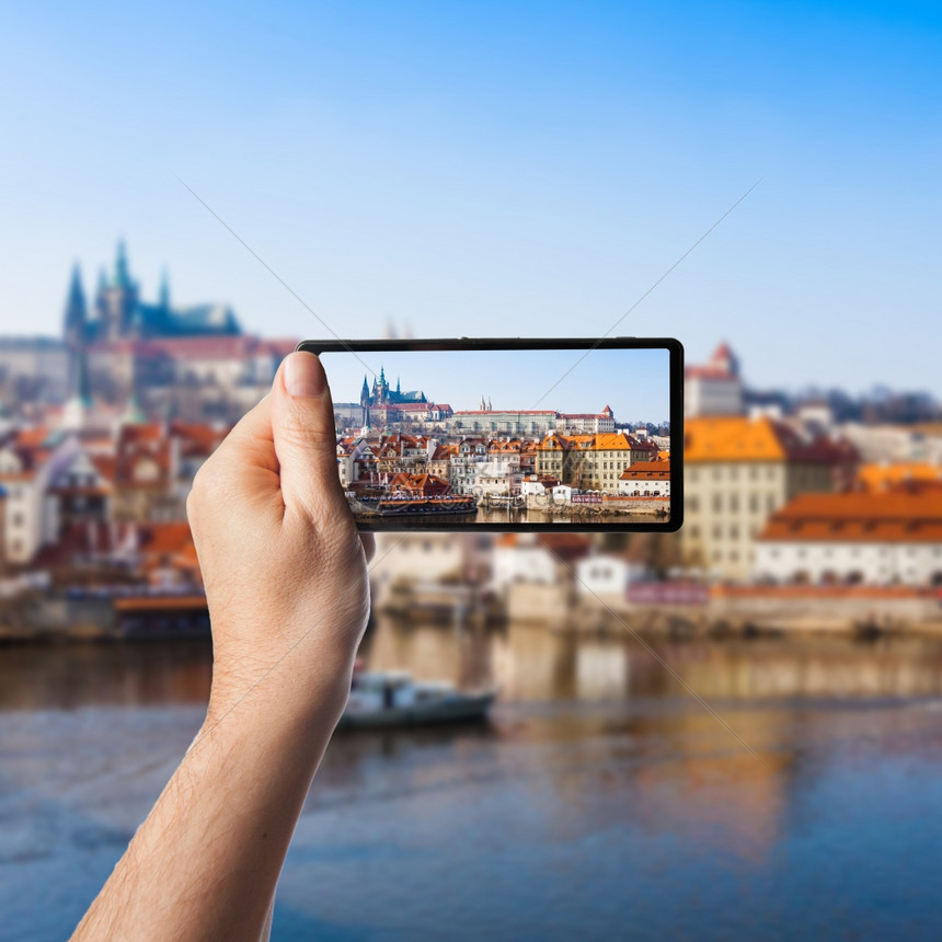 捷克布拉格Vltava河StVitus教堂景象用智能手机拍照图片