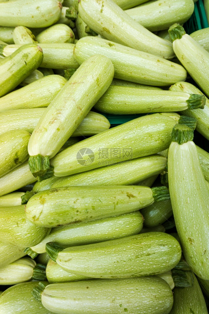 Zucchini在市场上新鲜绿色的Zucchini图片