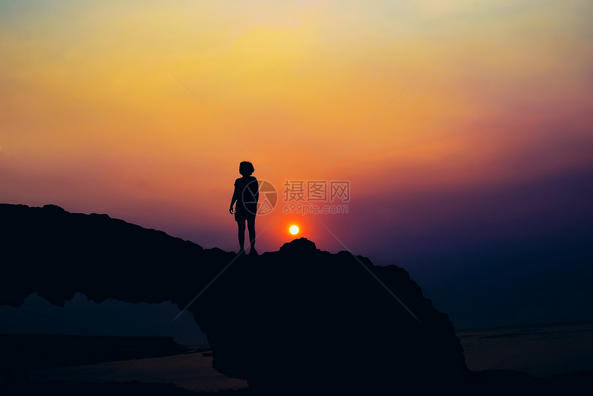 海滩岩石日落在越南LySon的LySon图片