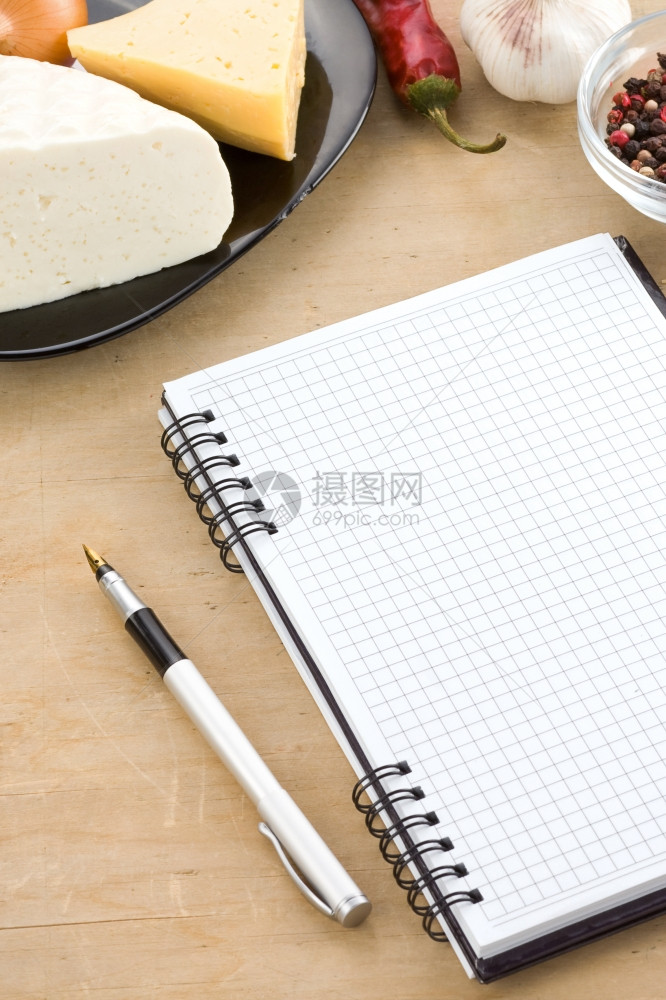 准备食谱和香料的公开笔记本烹饪手册图片