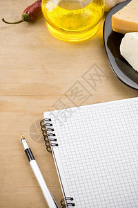 配有食品成分和木本香料的食谱笔记本烹饪手册图片
