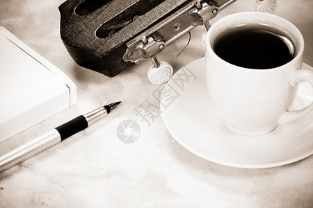 咖啡银墨笔和吉他图片