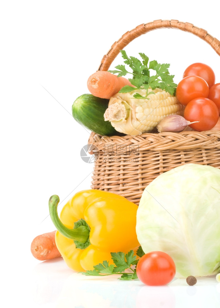 白背景孤立的篮子新鲜蔬菜和绿叶图片
